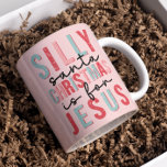 Fåniget jultomten är till för Jesus Cute Rosa Kaffemugg<br><div class="desc">Vi presenterar vårt berömvärda Fånig jultomten för Jesus Retro Rosa Coffee Mugg! Den här charmerande mugg skryter med en härlig snowflingtypografi i en retropalett av rosa, rött och teal. Perfekt för att få dig att tappa dina favoritdrycker, så kommer det här söta och festliga mugg att ge julsäsongen en gnutta...</div>