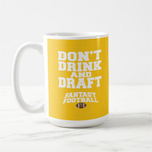 Fantasifotboll dricker inte och formulerar - gult kaffemugg