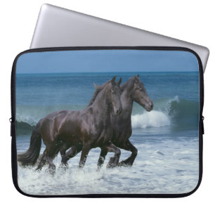 Fantasihästar: Friesians & hav Laptop Sleeve