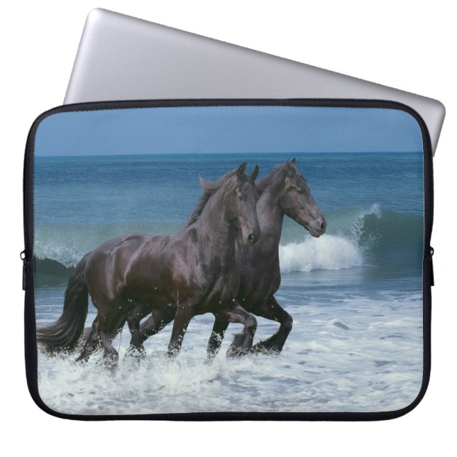 Fantasihästar: Friesians & hav Laptop Sleeve (Framsidan)