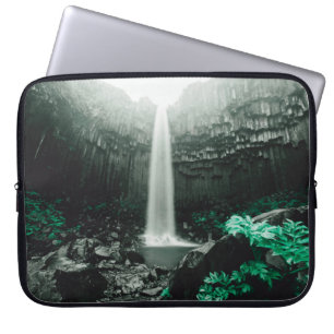 Fantastisk av Svartifoss vattenfall. Scenisk bild Laptop Fodral