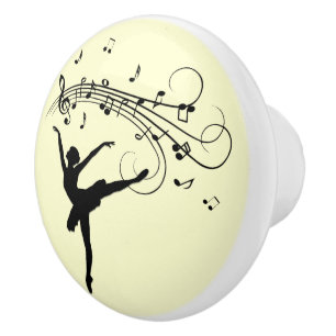 Fantastisk ballerina dansar med gul musik knopp