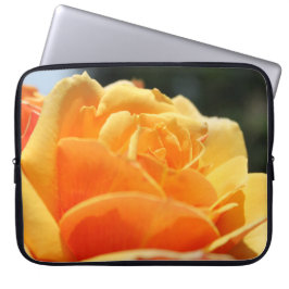 Fantastisk blomma från gul ros. Blommigtens fotoko Laptop Sleeve