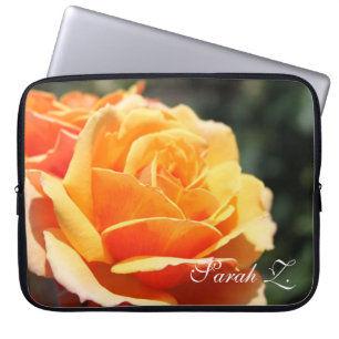 Fantastisk blomma från gul ros, med namn. laptop fodral
