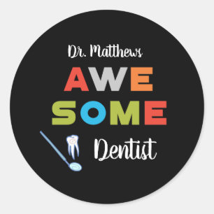 Fantastisk Dentist Colorful Brev på Black Runt Klistermärke