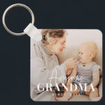 Fantastisk Grandma sedan 20XX Simple Elegant Photo Nyckelring<br><div class="desc">Den här enkla och moderna designen består av serif och kursiv typografi och lägger till ett foto av anpassningsbarna</div>