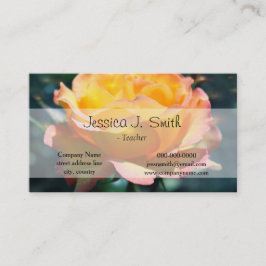 Fantastisk gul ros-blomma i gröntens bakgrund. visitkort