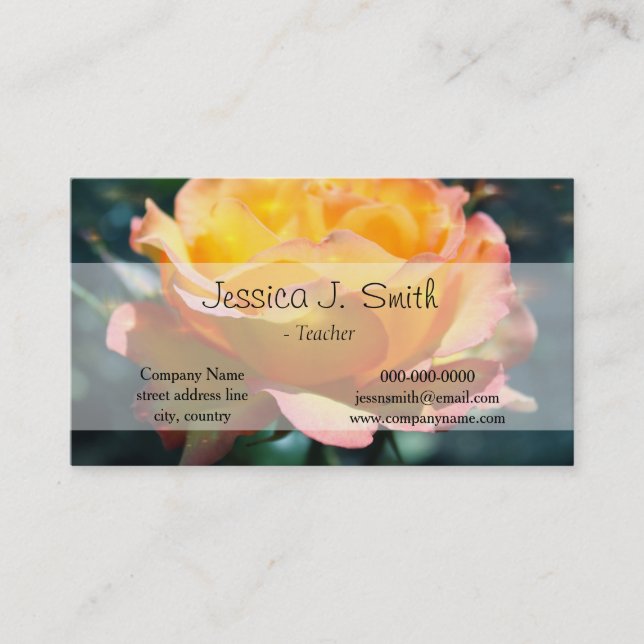 Fantastisk gul ros-blomma i gröntens bakgrund. visitkort (Framsida)
