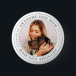 Fantastisk Hund Mamma sedan 20XX klassiskt enkelt  Knapp<br><div class="desc">Den här enkla och klassiska designen består av serif-typografi och lägger till ett anpassningsbar-foto.</div>