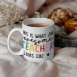 Fantastisk-lärarens moderna typografi, regnbågspre kaffemugg<br><div class="desc">Det är hur en fantastisk-lärare ser ut. Lärarnutida typografiklapp för fantastisk. Med handskript i modern roligt och plats för namn och namn i ditt barn. Perfekten av år,  jul eller helgdag för din favoritlärare.</div>