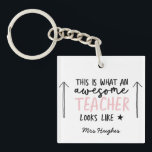 Fantastisk lärarmodernt typografiskt rosa<br><div class="desc">Det är hur en fantastisk-lärare ser ut. Lärarnutida typografiklapp för fantastisk. Med handskript i modern roligt och plats för namn och namn i ditt barn. Perfekten av år,  jul eller helgdag för din favoritlärare.</div>