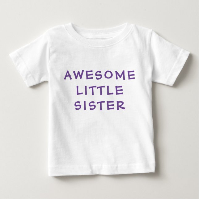 FANTASTISK LITTLE SISTER Younger Syskon Typography T Shirt (Framsida)