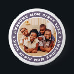 Fantastisk Mamma sedan 20XX Modern enkel foto Knapp<br><div class="desc">Denna enkla och moderna utformning består av serif-typografi och lägger till ett anpassningsbar-foto. Fantastisk Mamma Sedan 20XX cirkulerar bilden av mamma,  mor,  mamma,  morsa etc. Det här är en perfekt till Mamma på hennes födelsedag,  mors dag,  julklappar osv.</div>