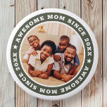 Fantastisk Mamma sedan 20XX Modern enkel foto Knapp<br><div class="desc">Denna enkla och moderna utformning består av serif-typografi och lägger till ett anpassningsbar-foto. Fantastisk Mamma Sedan 20XX cirkulerar bilden av mamma,  mor,  mamma,  morsa etc. Det här är en perfekt till Mamma på hennes födelsedag,  mors dag,  julklappar osv.</div>