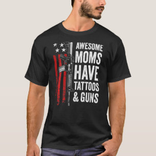 Fantastisk Mammor har Tattoos & Guns Womens (på ba T Shirt