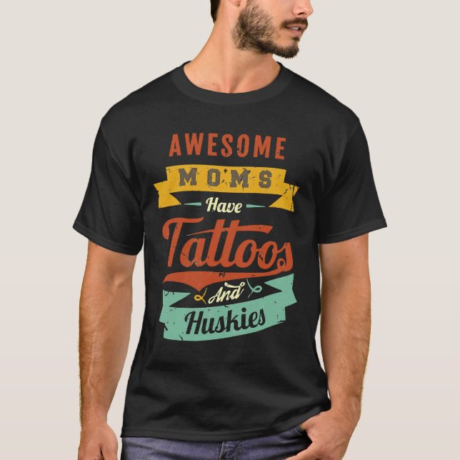 Fantastisk Mammor har tatueringar och huskies T Shirt (Framsida)