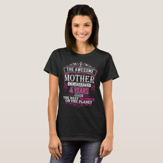 Fantastisk Mor firar att fyra år är det bästa T Shirt