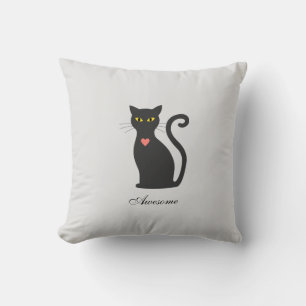 Fantastisk mörkgrå katt på ljust silver kudde