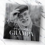 Fantastisk Pappa sedan 20XX Anpassningsbar med enk Knapp<br><div class="desc">Den här enkla och moderna designen består av serif och kursiv typografi och lägger till ett foto av anpassningsbarna</div>