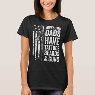 Fantastisk Pappor har Tattoos Beards & Guns - Far T Shirt