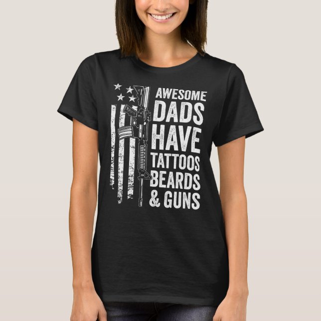 Fantastisk Pappor har Tattoos Beards & Guns - Far T Shirt (Framsida)