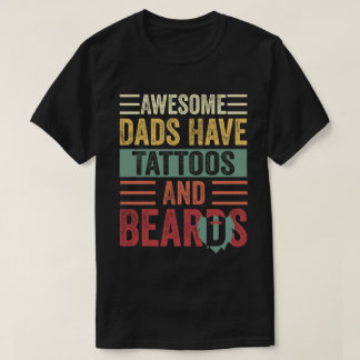 Fantastisk Pappor har tatueringar och snutar på et T Shirt