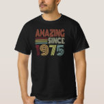 Fantastisk sedan 1975 Retro föddes 1975 på födelse T Shirt<br><div class="desc">En dekoration av roligtens födelsedag är en kläddesign för ett fött år 1975. Groovy retro födelsedag för manar och kvinnor födda 1975. Låt dem le med den här födelsedagen 1975. En roligt-födelsedagskalkyl ger en design med stil-text som läser Fantastisk sedan 1975. En dekoration för coola-retro-födelsedagskalender för alla födda 1975. GRAB...</div>