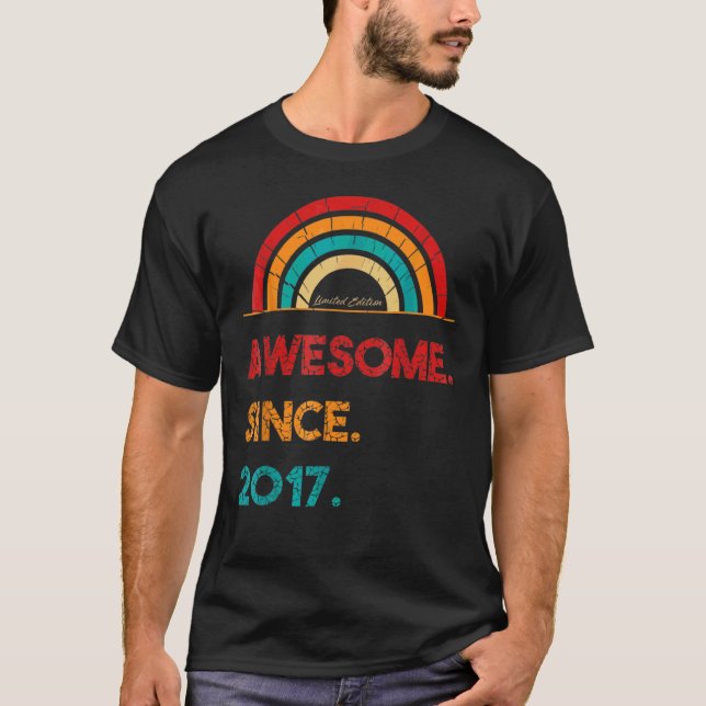 Fantastisk sedan 2017 Femte födelsedagen Regnbåge  T Shirt (Framsida)