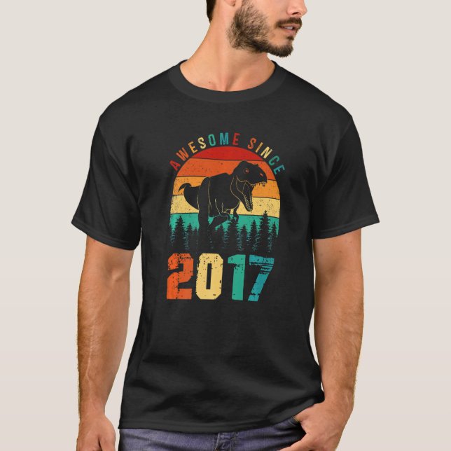 Fantastisk sedan 2017 har Retro Dinosaur Boys 6e B T Shirt (Framsida)
