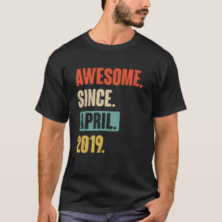 Fantastisk sedan april 2019 födelsedag 4:e Dekorat T Shirt