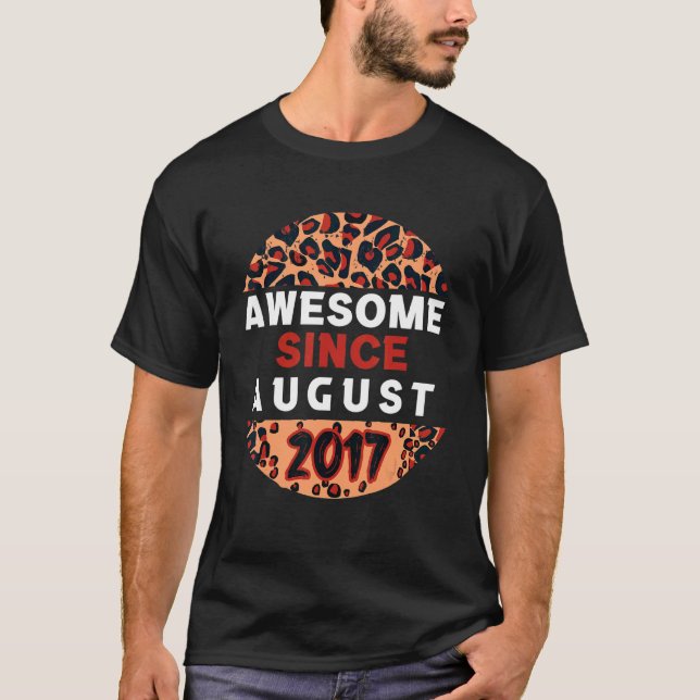 Fantastisk sedan augusti 2017 Leopard 2017 August  T Shirt (Framsida)