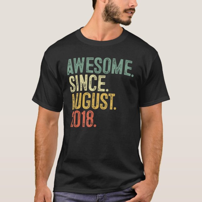 Fantastisk sedan augusti 2018 4e födelsedagen 4 år t shirt (Framsida)
