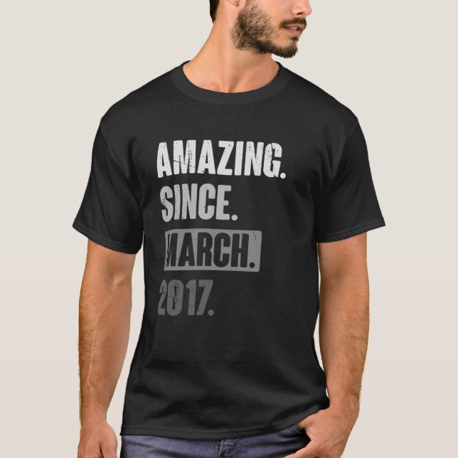 Fantastisk Sedan mars 2017 Dekorationen 6e T Shirt (Framsida)