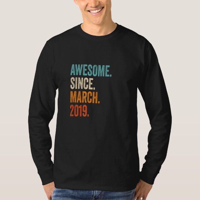 Fantastisk sedan mars 2019 4-års födelsedag t shirt (Framsida)
