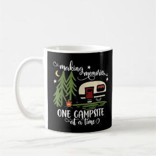 Fantastisk Skapar minnen en campingplats i taget Kaffemugg
