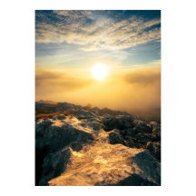 Fantastisk solnedgång ovanför molnen och solbelyst