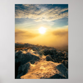 Fantastisk solnedgång ovanför molnen och solbelyst poster