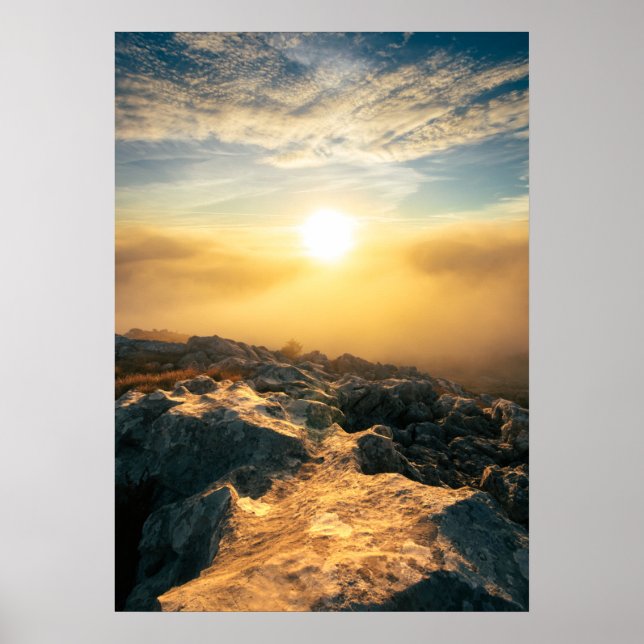 Fantastisk solnedgång ovanför molnen och solbelyst poster (Framsidan)
