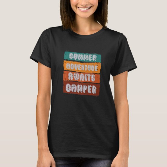 Fantastisk sommar Äventyr Awaits Camper Camping De T Shirt (Framsida)