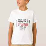 Fantastisk student, modern typografi roligt söt t shirt<br><div class="desc">Det är hur ett fantastisk student ser ut. Modern typografisk gåva från fantastisk student. Med handskript i modern roligt och plats för namn och namn i ditt barn. Perfekten av år,  jul eller helgdag för din favoritlärare.</div>