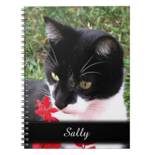 Fantastisk Tuxedo Cat in Garden Personal Anteckningsbok Med Spiral