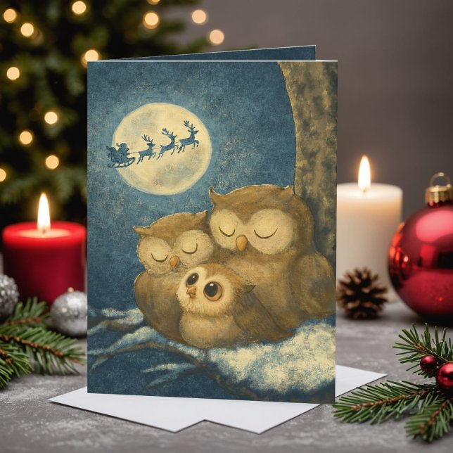 Fantastisk Ugglfamilj Julmysig Vinter Natt Helgkort (Whimsical Christmas card featuring a cozy owl family and Santa's sleigh under a glowing moon.)