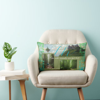 Fantastiska bergsbilder med foto och monogram lumbarkudde