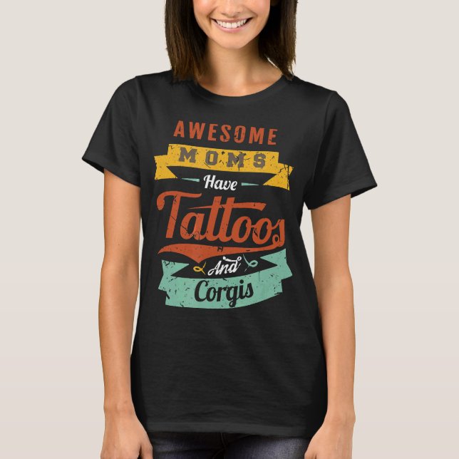 Fantastiska Mamma Har Tatueringar Och Corgis T Shirt (Framsida)
