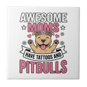 Fantastiska Mammar Har Tatueringar och Pitbulls Vi Kakelplatta