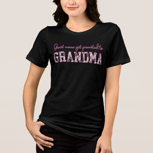 Fantastiska mammor befordras till mormor t shirt (Framsida)