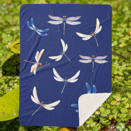 Fantastiskt dragonflugor i flygplanet på Mörk blåt