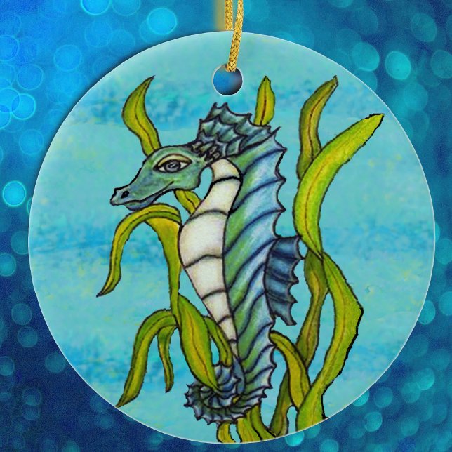 Fantasy Aqua Blue Sea Dragon Seahorse i Sjögräs Julgransprydnad Keramik (Fantasy aqua blue green seahorse in seaweed on blue hanging ornament.)