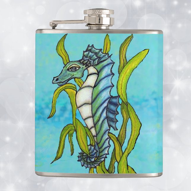 Fantasy blå havsdrake sjöhästar Tång Fickplunta (Fantasy aqua blue and white seahorse in green seaweed on shades of blue drinking flask.)