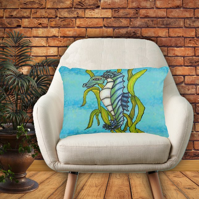 Fantasy Blue Sea Dragon Sjögräs Prydnadskudde (Fantasy aqua blue seahorse white stomach in green seaweed on blue home decor pillow.)